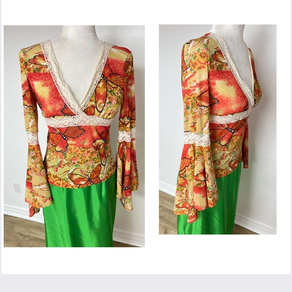 V-neck blouse defining femininity w/its flowery print, lace & flowing sleeves - Picture 3 of 16